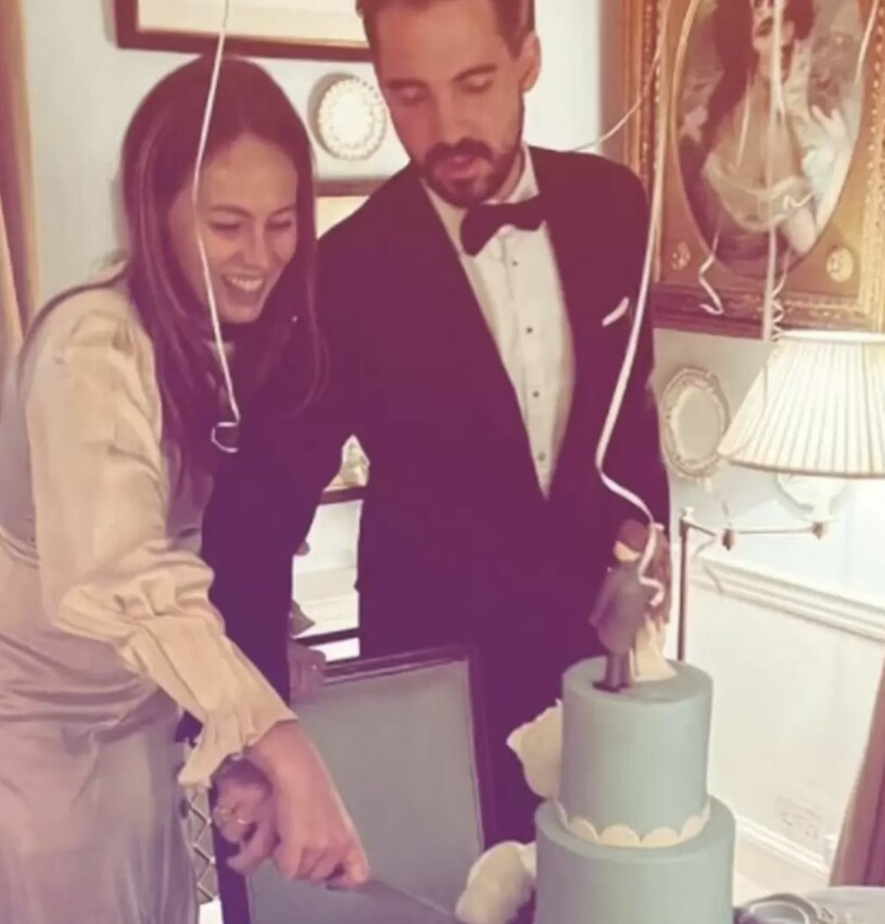 Nya prinsessan Nina hugger in på bröllopstårtan tillsammans med sin man. Prins Philippos bröllopsfest med sin fru prinsessan Nina född Flohr