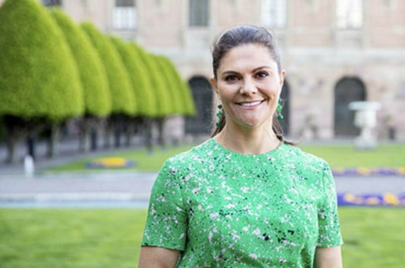 Tre nyanser av grönt när Victoria firade Sveriges andra stad från försommarsoliga Logården. Kronprinsessan Victoria Logården Stockholms slott grön klänning