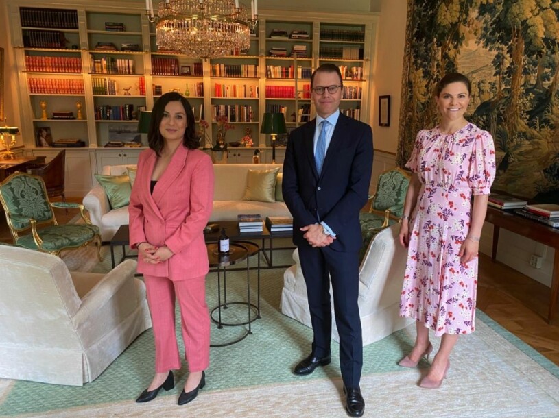 Kronprinsessan Victoria och prins Daniel med Shilan Caman, forskare vid Rättsmedicinalverkets avdelning för rättspsykiatri. Kronprinsessan Victoria Prins Daniel Shilan Caman Rättsmedicinalverket Haga slott
