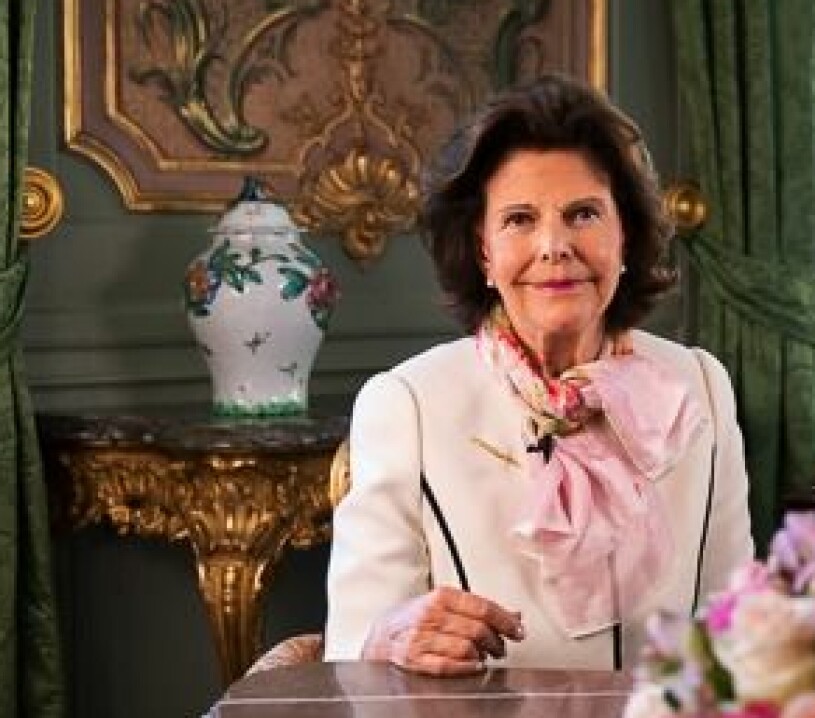 Drottningen på Drottningholm i går, klädd i sitt snygga garderobsfynd. Den rosamönstrade Hermèsscharfen höjer sommarkänslan. Drottning Silvia delar ut Stockholmspriset i kriminologi