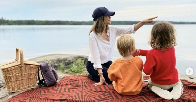 Sofia och småprinsarna Gabriel och Alexander på picknick i Nynäs naturreservat. Prinsessan Sofia Prins Gabriel Prins Alexander Picknick Utflykt Nynäs naturreservat 2020