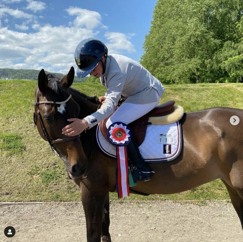 Prinsessan Märtha Louises dotter Emma går från klarhet till klarhet på sin stjärnhäst Fetoucha. I dag kammade hon hem förstaplatsen i 120-klassen vid tävlingarna i Drammen. Prinsessan Märtha Louises dotter Emma Behn på sin häst Fetoucha