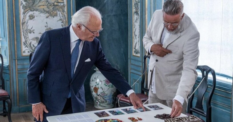 Kungens besök på Kina slott och utställningen ”Någon annanstans – materiella tolkningar av Kina slott” – dit han tog den omtalade lyxbilen.