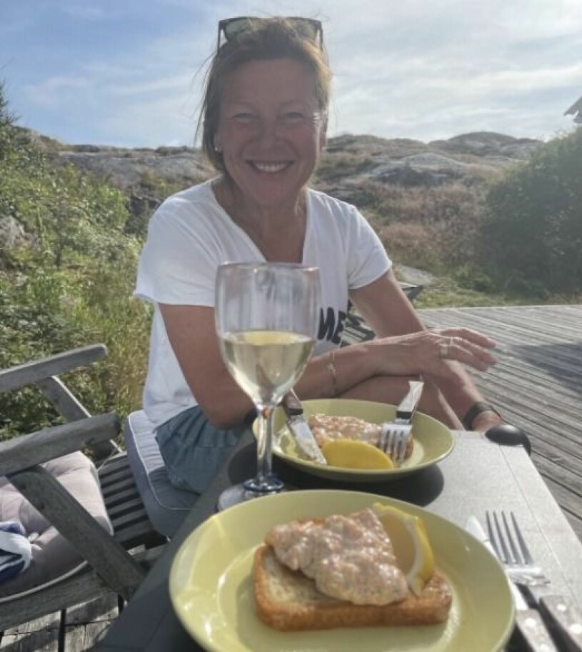 Lotta Engberg njuter av semester tillsammans med Doktor Mikael Sandström