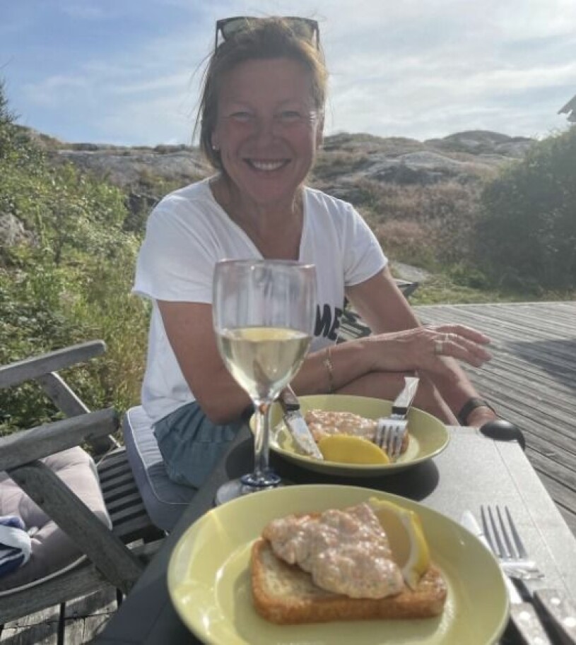 Skaldjurstoast och ett glas svalt, vitt vin – visst förstår man att paret njuter av sommaren på västkusten!