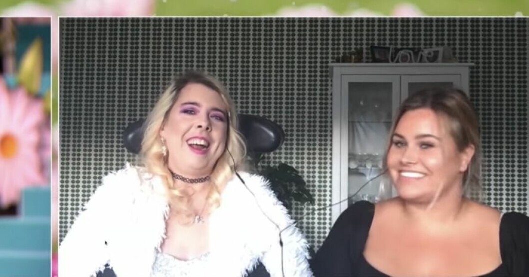 Från förra säsongen av "Lotta på Liseberg" då Alexandra Tappermo och personliga hennes assistent Sofia var med via videolänk, på grund av pandemin. Foto: TV4