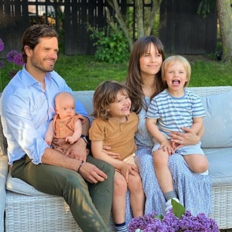 Prins Julian i pappa Carl Philips trygga knä. Prins Carl Philip Prinsessan Sofia Prins Julian Prins Alexander Prins Gabriel