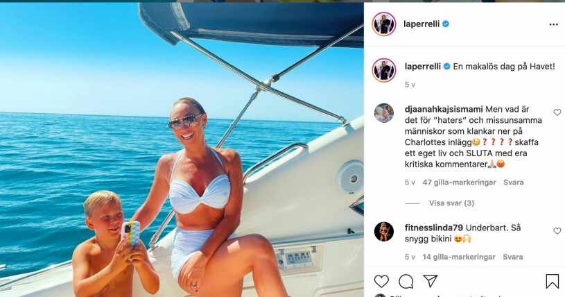 Charlotte Perrelli njuter i fulla drag på den lyxyacht familjen hyrde i spanska Marbella.
