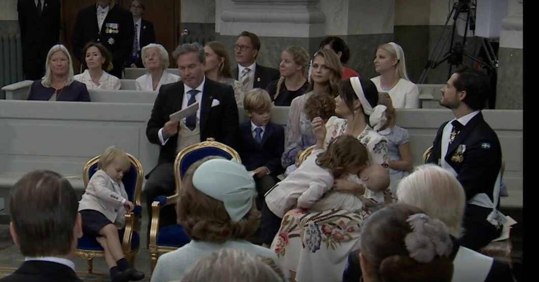 Alexander tittade på sin lillebror och kunde inte låta bli att ge honom en puss! Prins julian