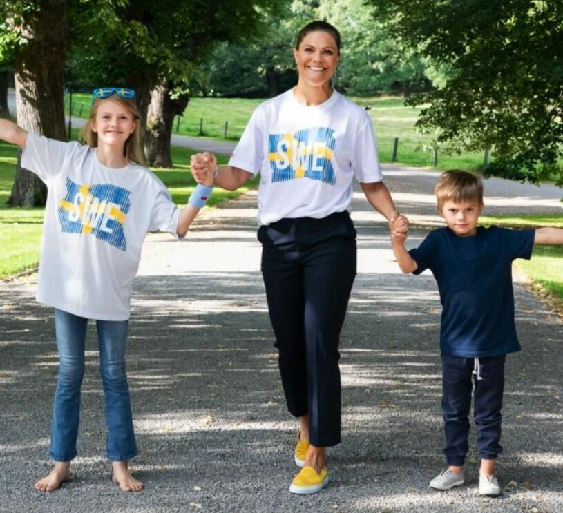 Barfotaprinsessan Estelle! Och kolla in hennes solglasögon, blågula de med. Kronprinsessan Victoria Prinsessan Estelle Prins Oscar Paralympics Japan 2021 Haga