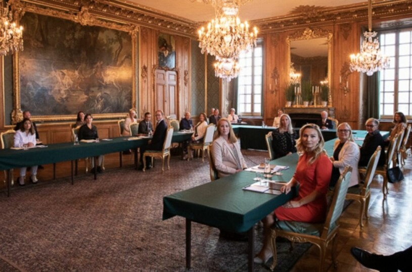Kungen och Victoria vid Utrikesnämndens möte i går. Då visste ingen att de precis hade nåtts av ett dödsbud. Kungen kronprinsessan Victoria utrikesnämnden slottet