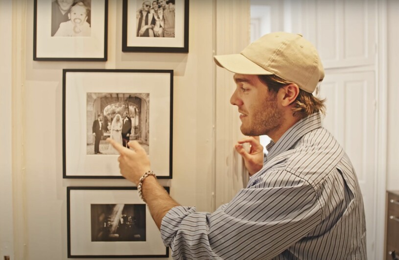 Benjamin Ingrosso visar upp sin foto-fyllda hall. Foto: Skärmdump Youtube.