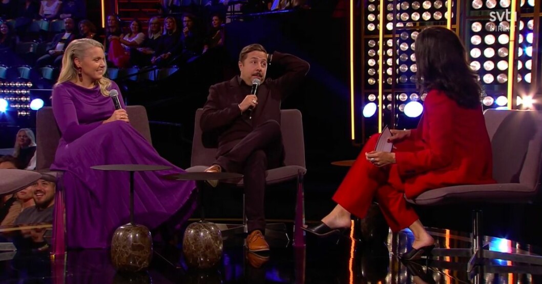 En rörd Carina Bergfeldt och en förvånad David Sundin på Kristallengalan. Carina Bergfeldt och David Sundin