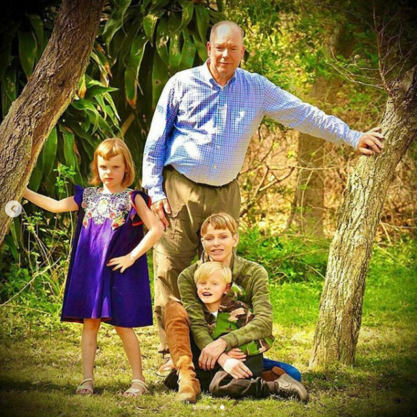 Charlenes bild från återföreningen: Hon fick äntligen krama Jacques och Gabriella igen. Charlene Familjen Albert Gabriella Jacques
