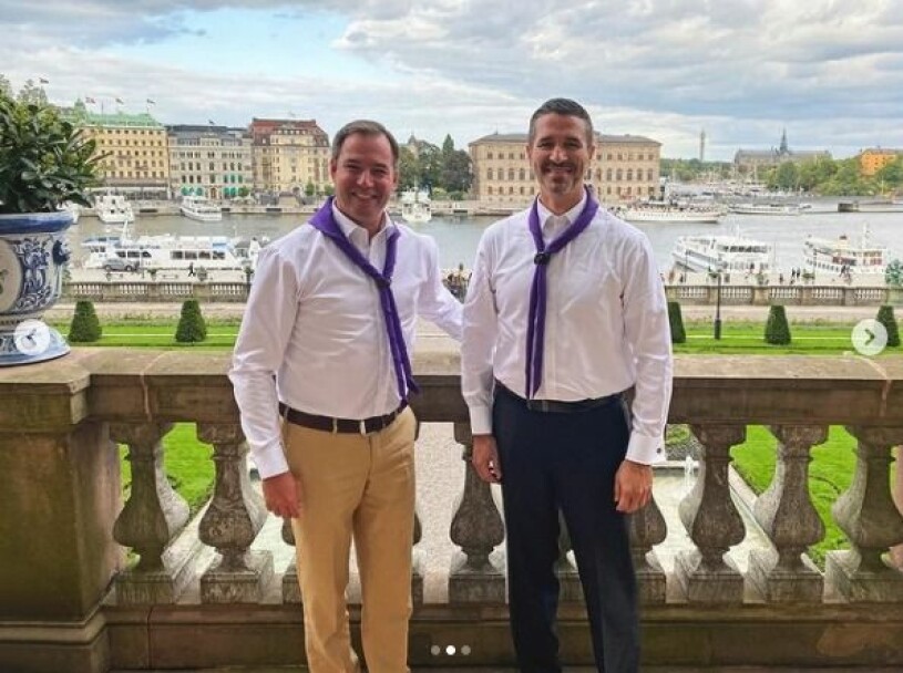 Arvstorhertig Guillaume (till vänster) poserar för fotografen i Logården på Kungliga slottet. Arvstorhertig prins Guillaume på Stockholms slott Kungliga slottet Stockholm World Scout Foundation