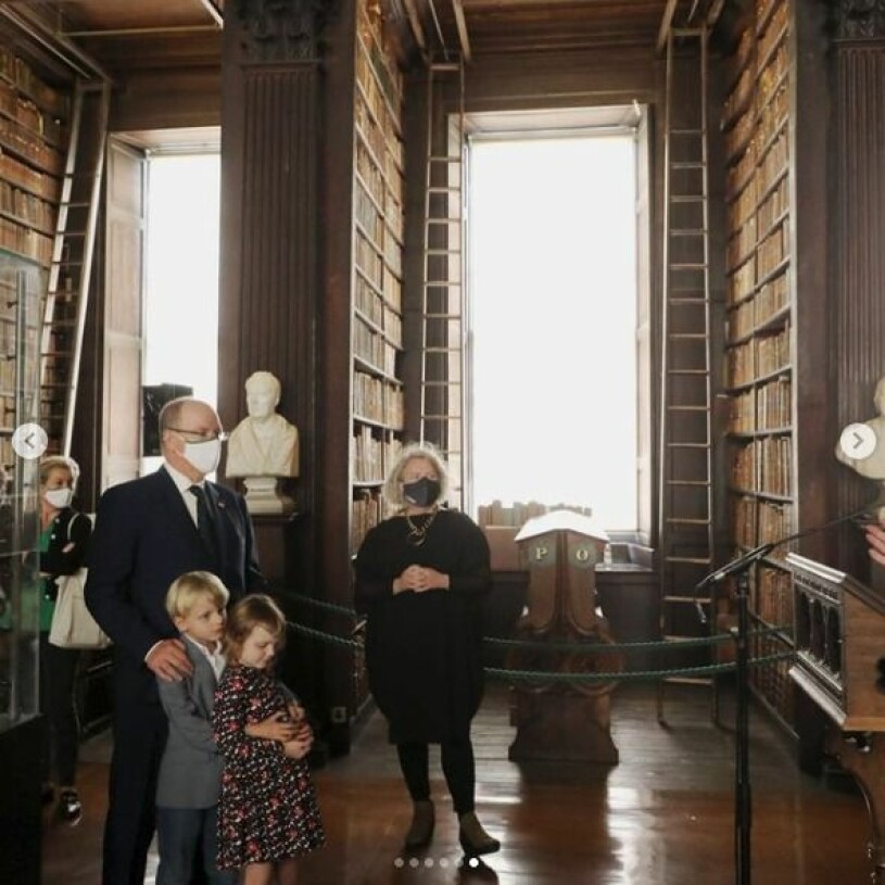 Tvillingarna på officiellt besök i Dublin. Tur att de har varandra. Furst Albert Prins Jacques prinsessan Gabriella Trinity College Dublin