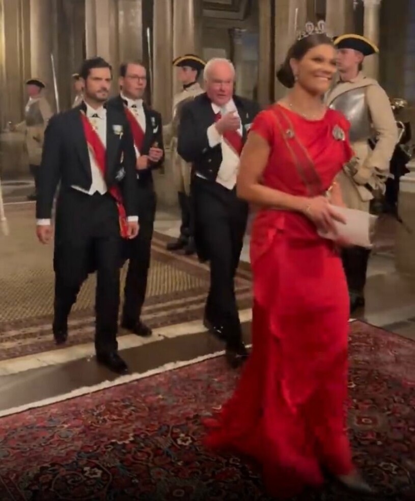 Den hemlige mannen på språng bakom kronprinsessan, men före prins Daniel och prins Carl Philip.