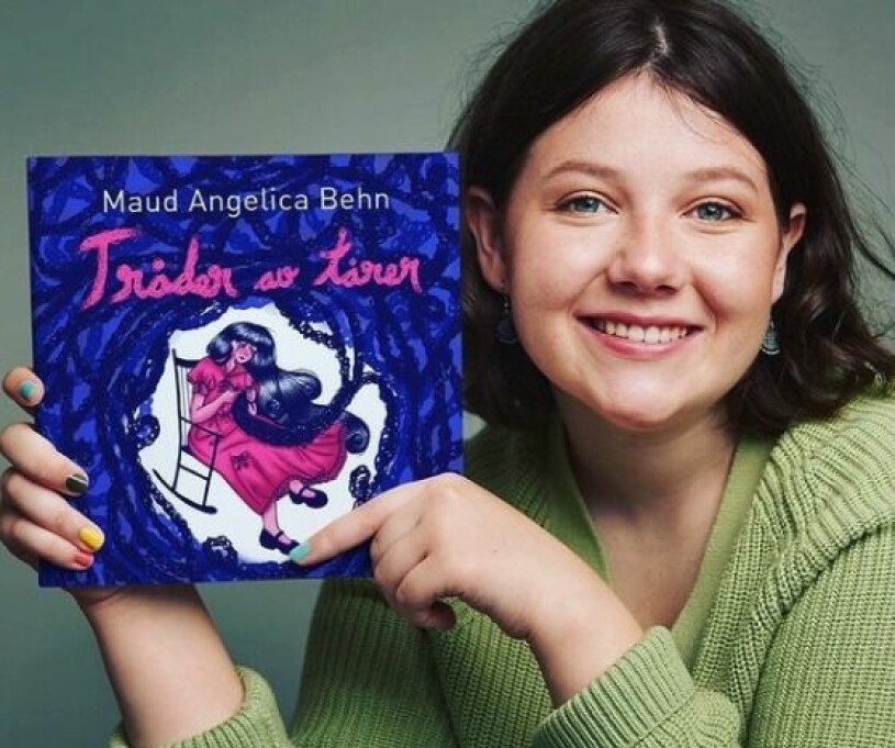 Maud Angelica med sin bok. Till vardags går hon på Steinerskolan i Oslo, närmare bestämt på konstlinjen. Maud Angelica Behn Tråder av tårar