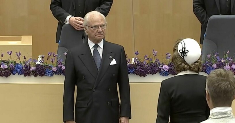 Kungen står och lyssnar på Kungssången. Kungen