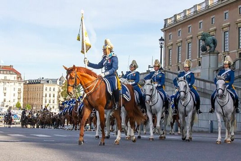 Kortegen rundade Lejonbacken och rullade in på Norrbro. Kortegen Riksmötet 2021