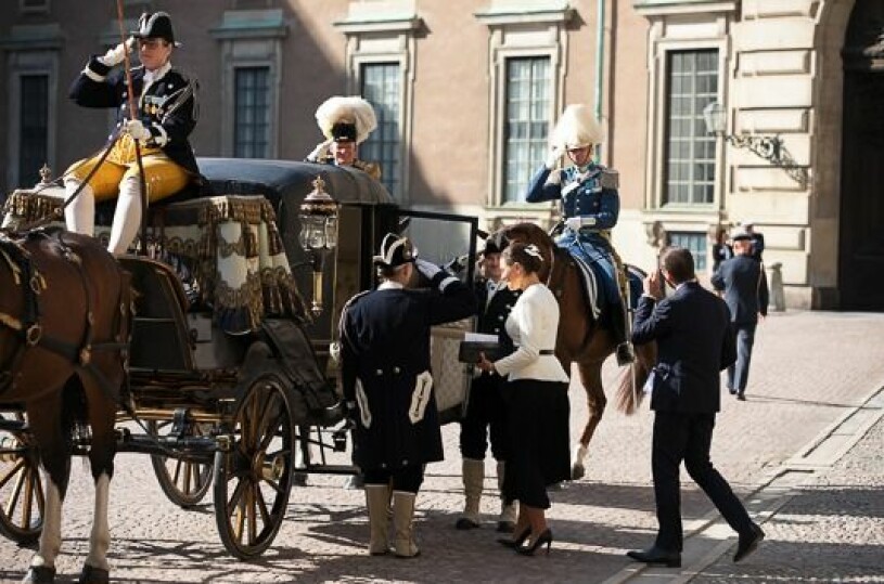 Änkedrottning Josefinas paradlandå var framkörd. Här är Victoria och Daniel på väg ombord. Riksmötet 2021 Kortegen Kronprinsessan Victoria Prins Daniel