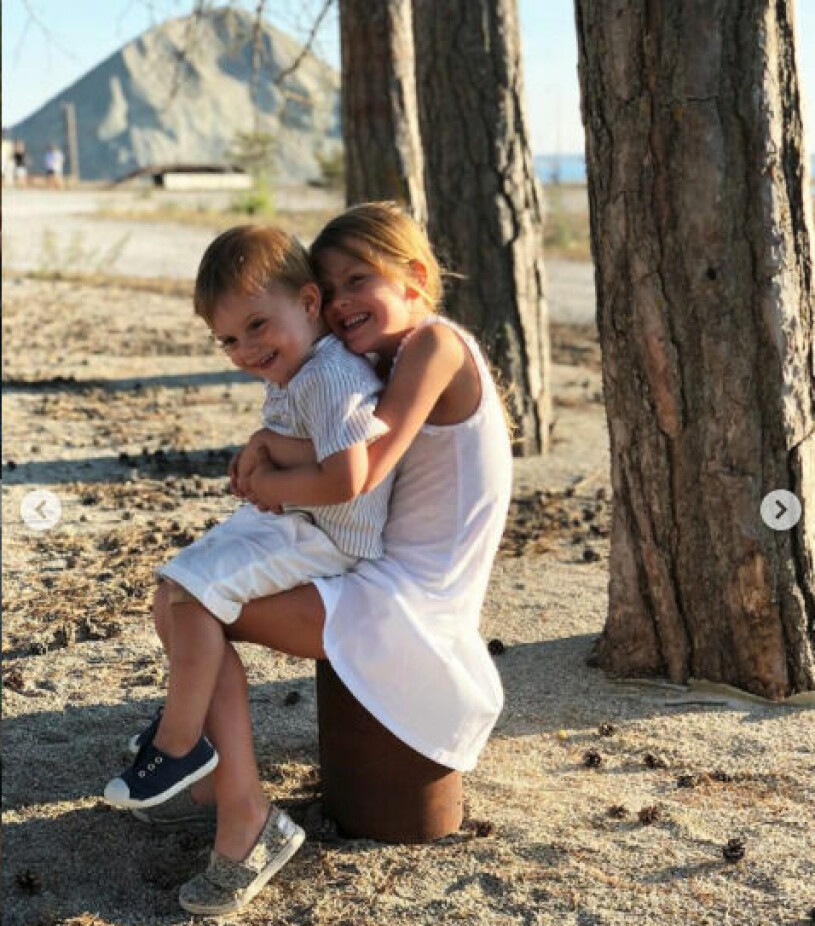 Kronprinsessan Victorias fina sommarminne: Bilden på Estelle och Oscar från Furillen 2018. Prinsessan Estelle Prins Oscar Furillen Gotland privat semesterbild 2018