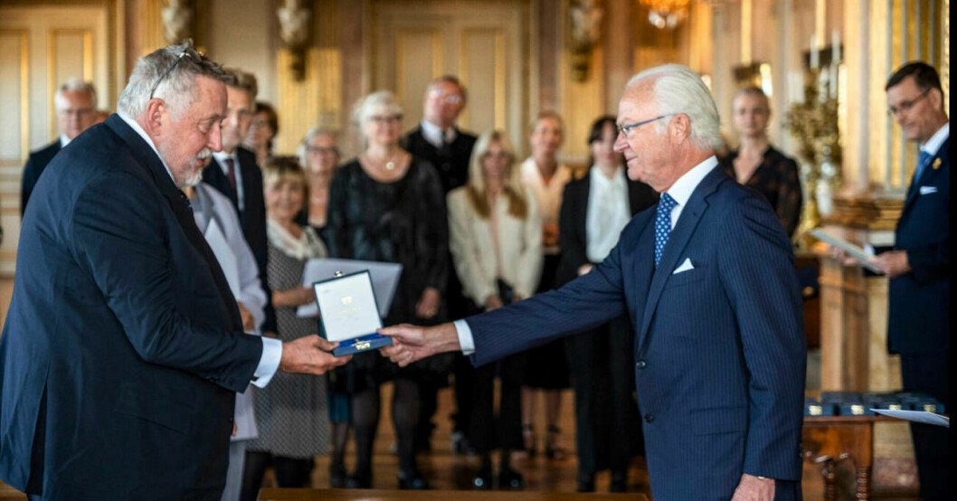 Leif GW Persson tar emot sin medalj av kung Carl Gustaf. Foto: Jonas Borg/Kungliga Hovstaterna Leif GW Persson och kung Carl Gustaf på Kungliga slottet