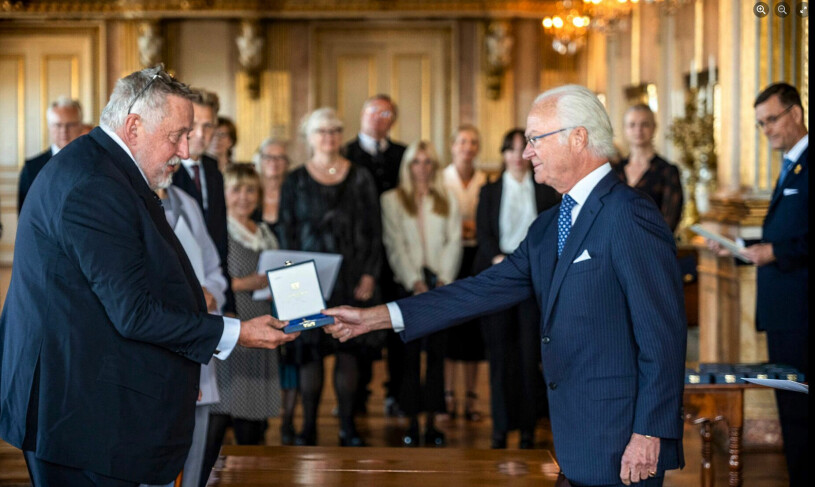 Högtidligt i Vita havet när Leif GW fick sin medalj. Leif GW Persson får medalj av kungen
