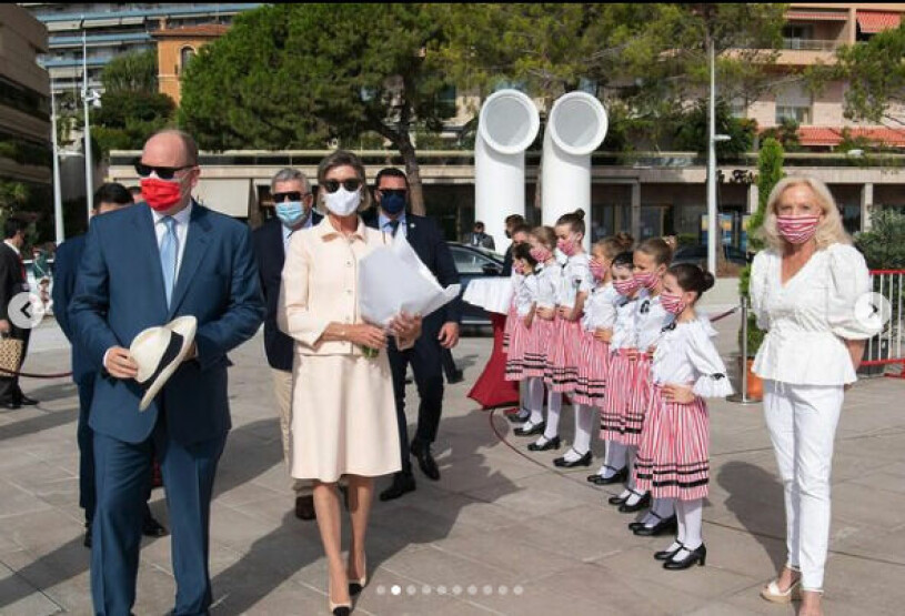 I helgen var det invigning i Monte-Carlo, men Albert behövde inte inviga ensam: Två steg bort fanns kvinnan i beige dräkt. Furst Albert Prinsessan Caroline