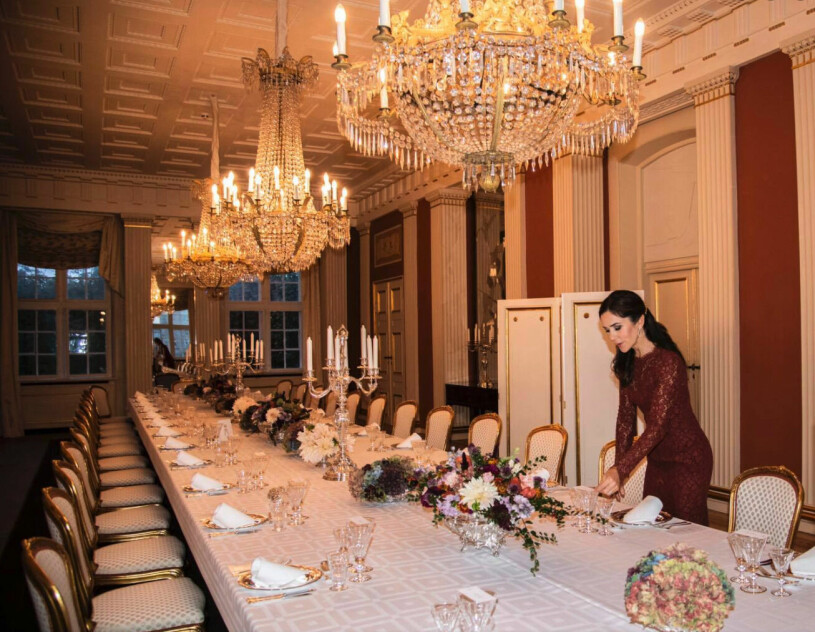 Dukat till fest i Riddarsalen. Mary bar bordeauxröd spetsklänning. Kronprinsessan Mary Middag Maryfonden Riddarsalen Amalienborg