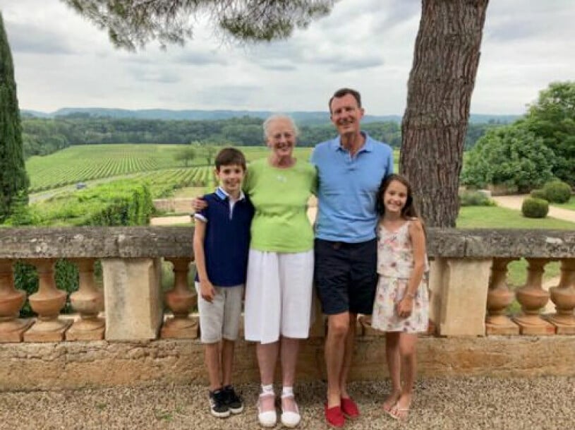 Drottning Margrethes privata semesterbild med Joachim och barnbarnen. Drottning Margrethe Prins Joachim Prins Henrik junior Prinsessan Athena