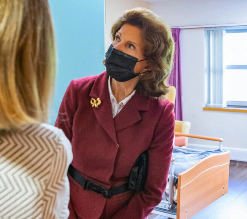 Drottningens första utlandsresa efter pandemin. Här på besök i en av de specialanpassade lägenheterna. Drottning Silvia Stirling Skottland