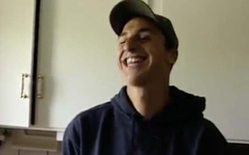 Zlatan skrattar glatt mot Mia Olhage i sitt hem i Rosengård, 2001.