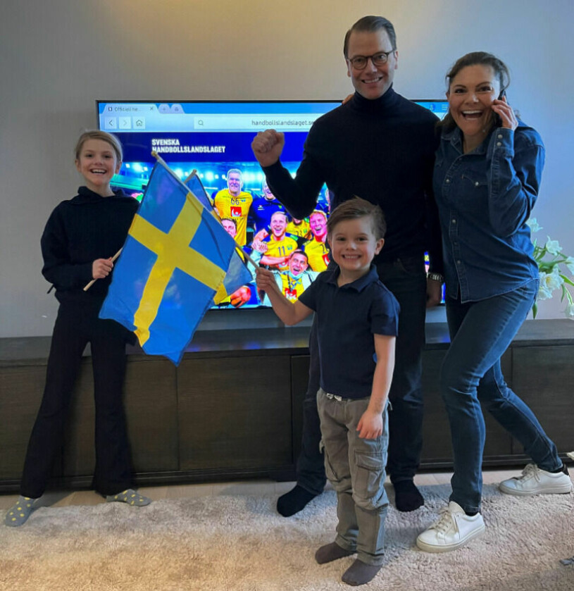 Kronprinsessfamiljen framför tv:n på Haga. Kronprinsessfamiljen Framför tv:n i tv-rummet på Haga slott
