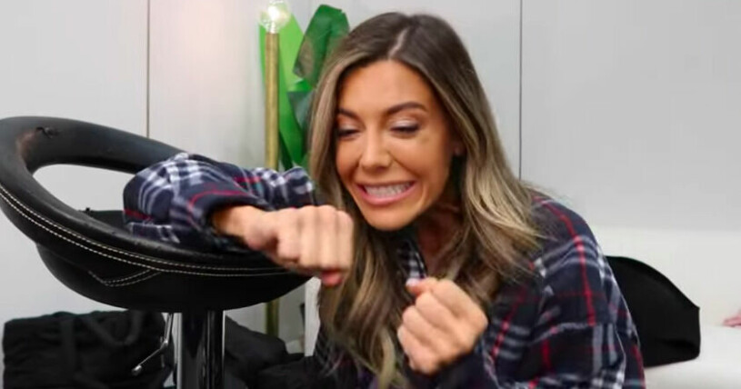 Bianca Ingrosso är riktigt pirrig över sin och Phillipes nya lägenhet! Foto: Youtube/Bianca Ingrosso Bianca Ingrosso ler