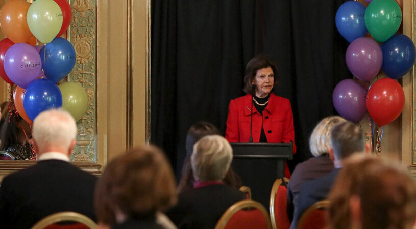 Drottningens tunga ord. Med vid mötet var också jämställdhetsminister Märta Stenevi (MP). Drottning Silvia Childhood Regnbågsfonden Tal