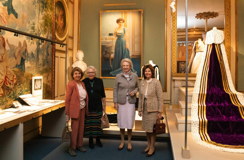 Alla fyra samlade framför porträttet av kronprinsessan Margareta. Prinsessan Désirée Prinsessan Christina Prinsessan Benedikte Drottning Silvia
