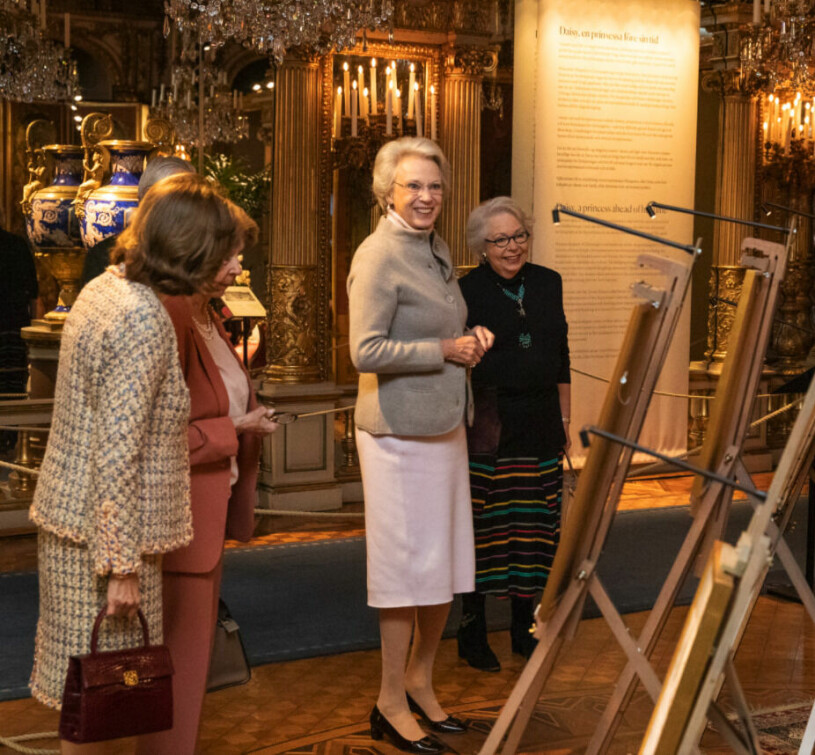 En speciell dag för prinsessan Christina, som ju har skrivit boken Hon kallades Daisy om den farmor som hon aldrig fick träffa. Prinsessan Désirée Prinsessan Christina Prinsessan Benedikte Drottning Silvia Utställningen Daisy Kronprinsessan Margareta