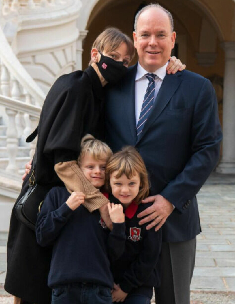 Äntligen tillbaka hos familjen, för första gången sedan i maj. Furstinnan Charlene Furst Albert Prinsessan Gabriella Prins Jacques