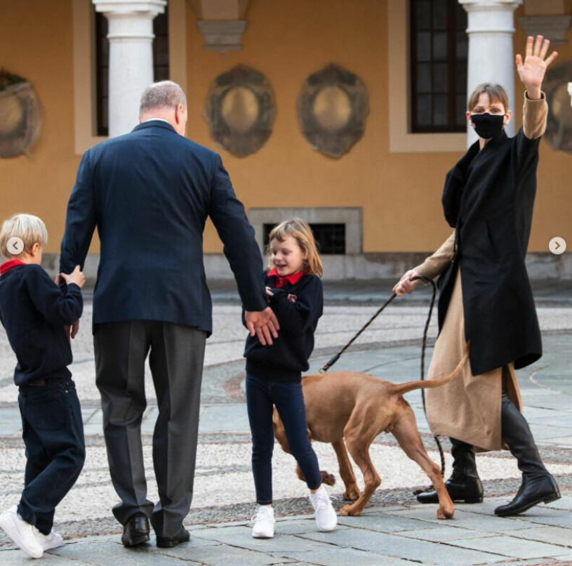 Familjen återförenad. Furstinnan Charlene Furst Albert Prins Jacques Prinsessan Gabriella Nya hunden