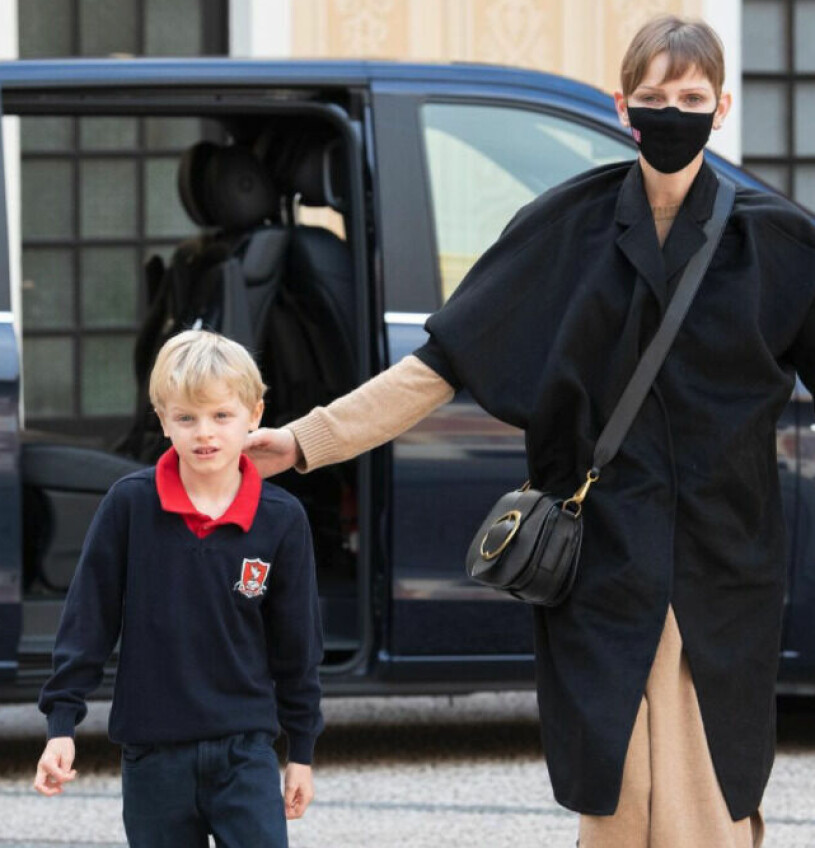 Prins Jacques med mamma Charlene.