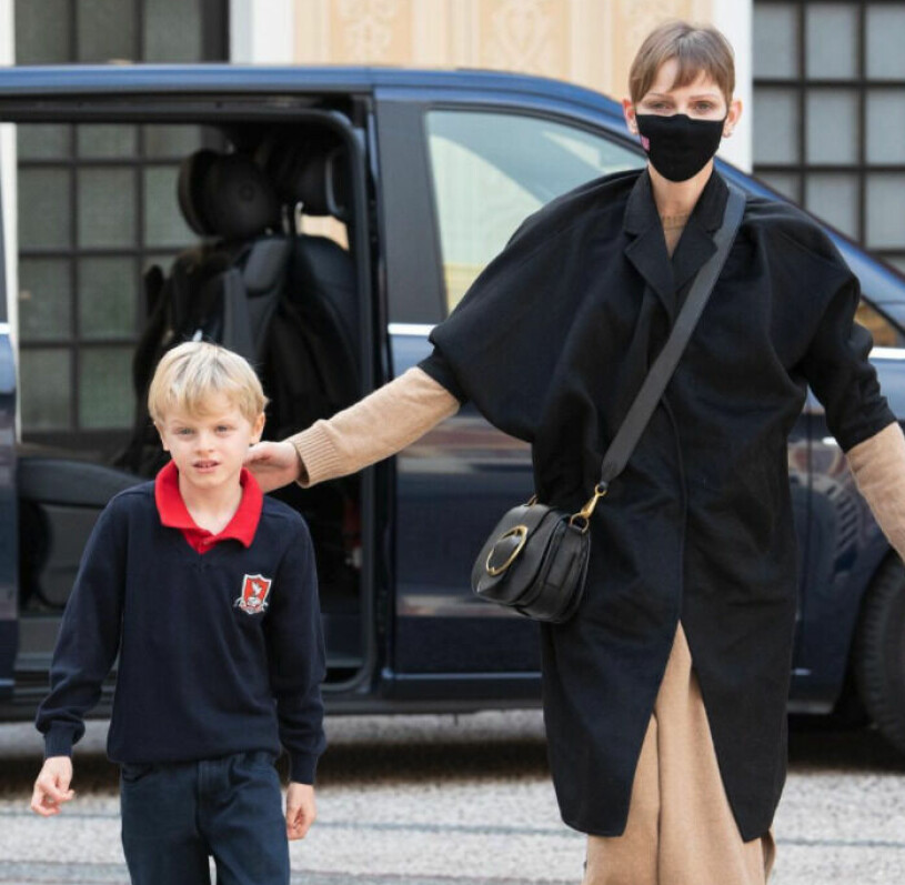 Den senaste bilden på Charlene, tagen vid hemkomsten till Monaco för fyra veckor sedan. Till vänster prins Jacques. Furstinnan Charlene med sonen prins Jacques