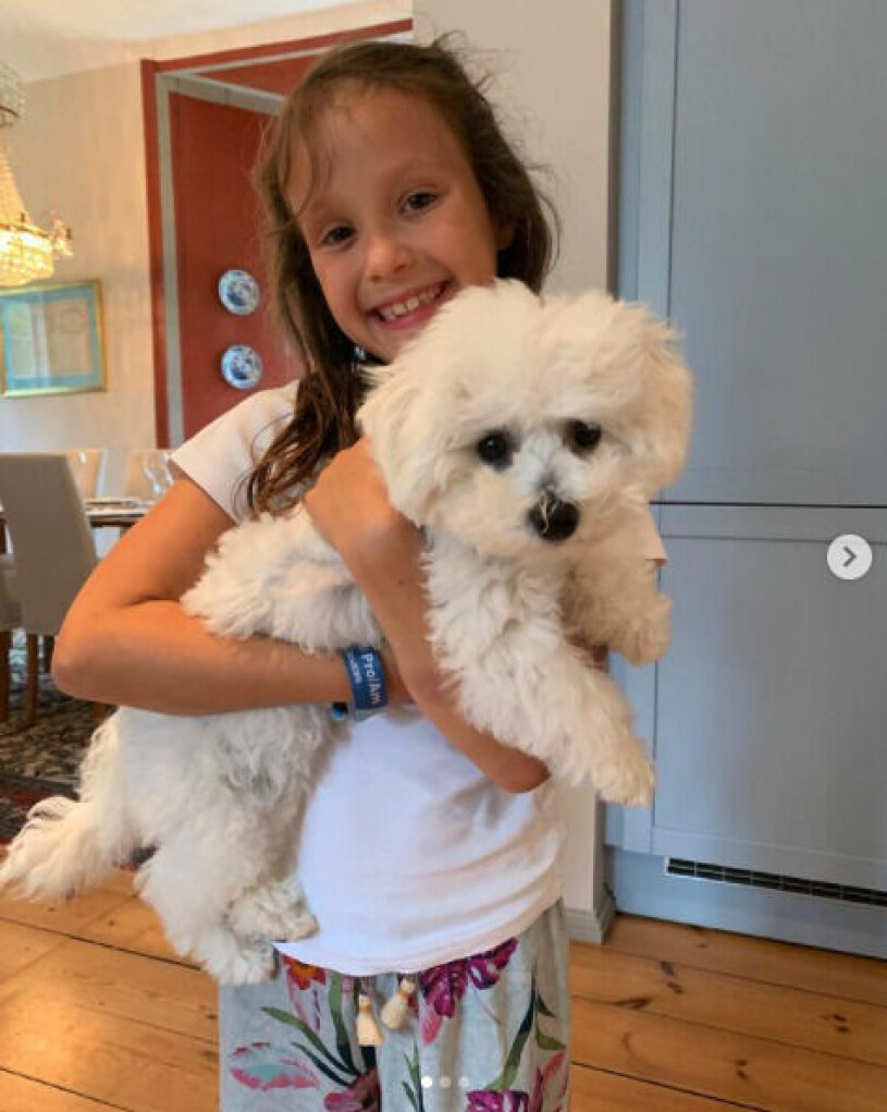 Prinsessan Estelles syssling prinsessan Athena med sin hund cerise. Prinsessan Athena Hunden Cerise Bichon frissé