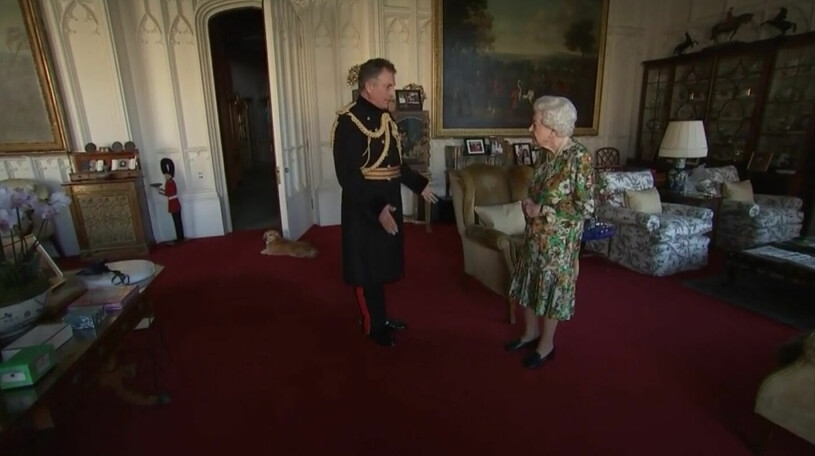 Drottning Elizabeth i sitt kombinerade vardagsrum och arbetsrum. Missa inte hunden som vaktar vid tröskeln! Drottning Elizabeth The Oak Room Windsor Castle Dorgie