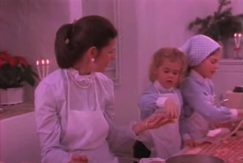 Prinsessan Madeleine, då tre år. I dag har hon en egen treåring hemma i Miami. Undrar just om de stoppar korv? Drottning Silvia Prinsessan Madeleine stoppar korv Drottningholm SVT 1985