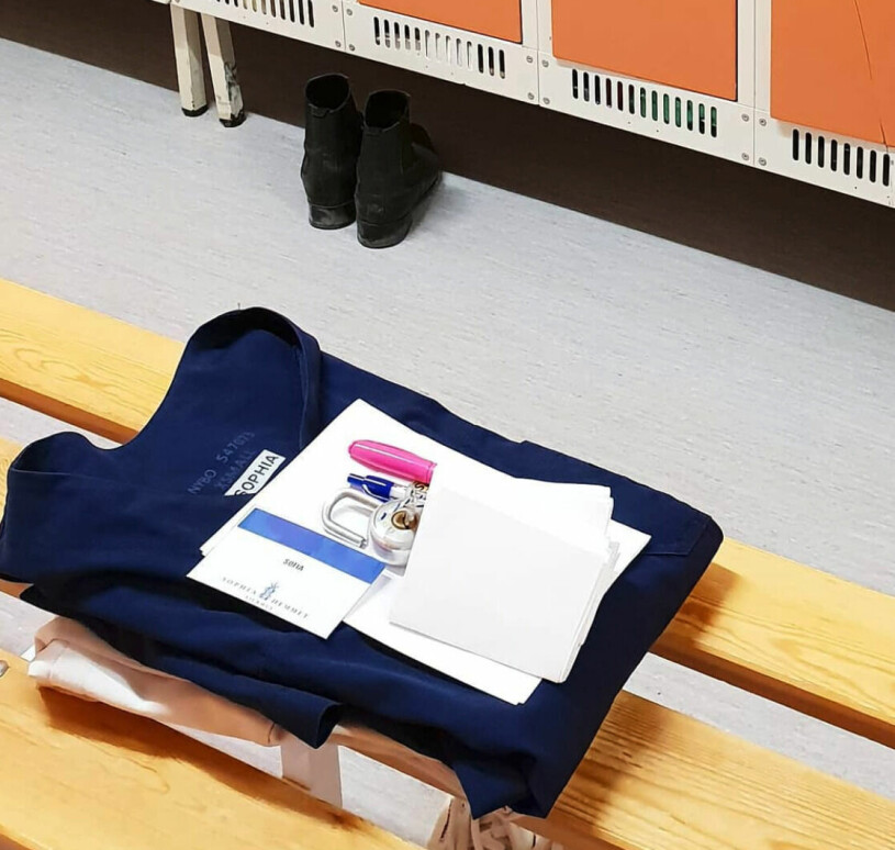 Kitet som väntade Sofia första dagen på nya jobbet. Och något ”prinsessande” var det inte tal om. Prinsessan Sofias sjukhusuniform och namnskylt utan titel
