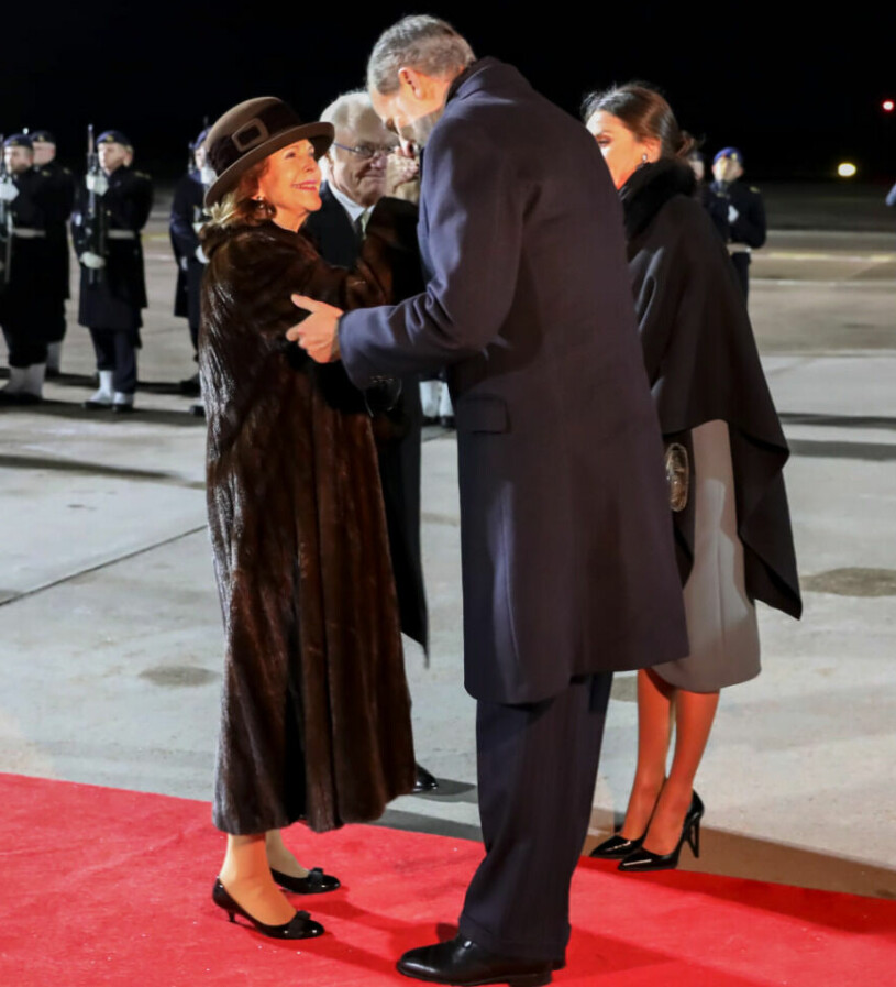 Kung Felipes fina gest: Handkyssen. Kung Felipe Handkyss Drottning Silvia