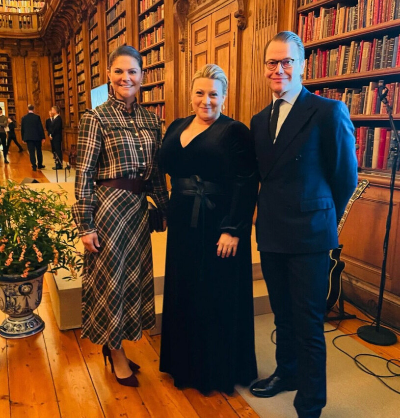 Kronprinsessparet med Sarah Dawn Finer, som också var dagens moderator. Kronprinsessan Victoria Prins Daniel Sarah Dawn Finer