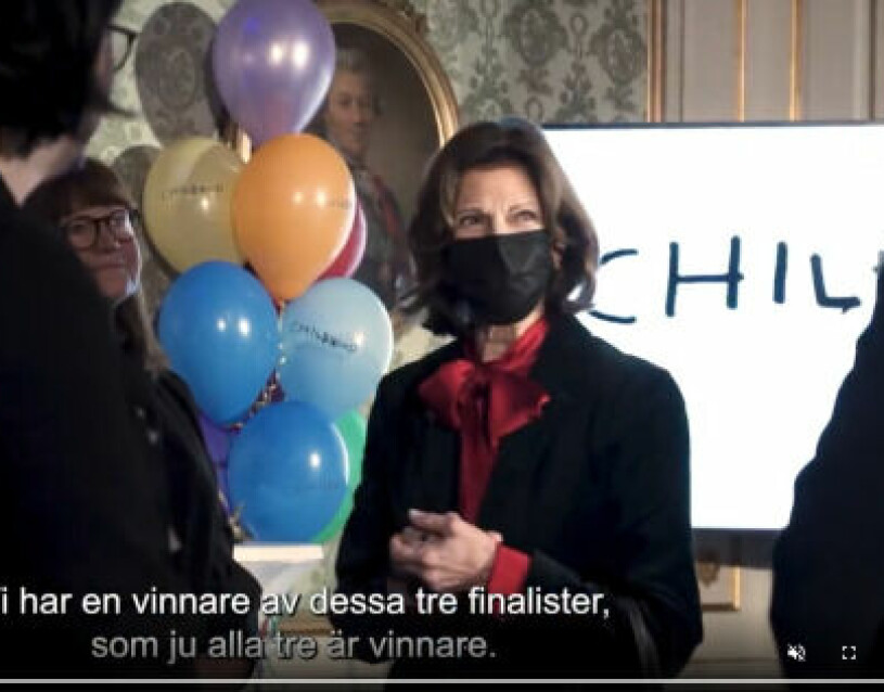 Childhoodpriset 2021, med drottning Silvia i munskydd. Drottning Silvia Childhoodpriset 2021