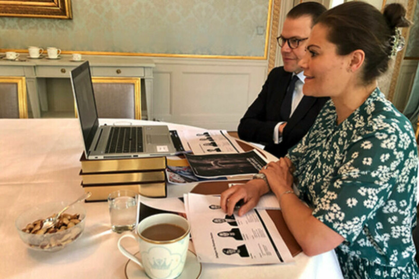 Te, snacks och böcker under datorn... Ja, nu är det hemarbete igen och så här ser det ut när Victoria och Daniel har videomöte på Haga. Prins Daniel Kronprinsessan Victoria Videomöte Haga slott